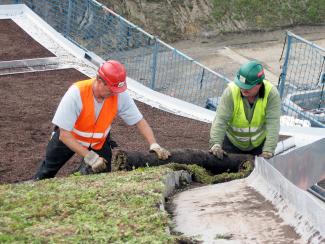 The vegetation mats are trimmed to fit the edging area. The vegetation mats are trimmed to fit the edging area